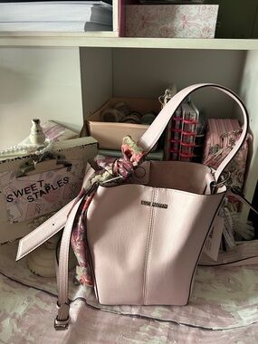 🎀Steve Madden Light Pink Bucket Crossbody Bag w extra bag scarf